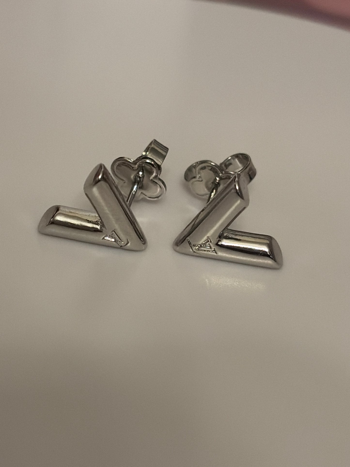 Vela Studs