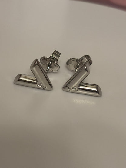 Vela Studs